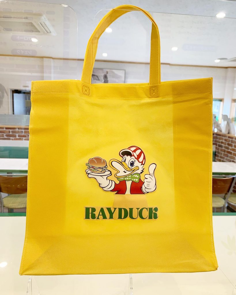おはようございます昨日はお休みをいただきありがとうございました6/26(日)のイベントの際、ハンバーガーをお買い上げいただいたお客様、先着100名様にレイダックのエコバッグをプレゼント致します️マルシェも楽しみです宜しくお願い致します