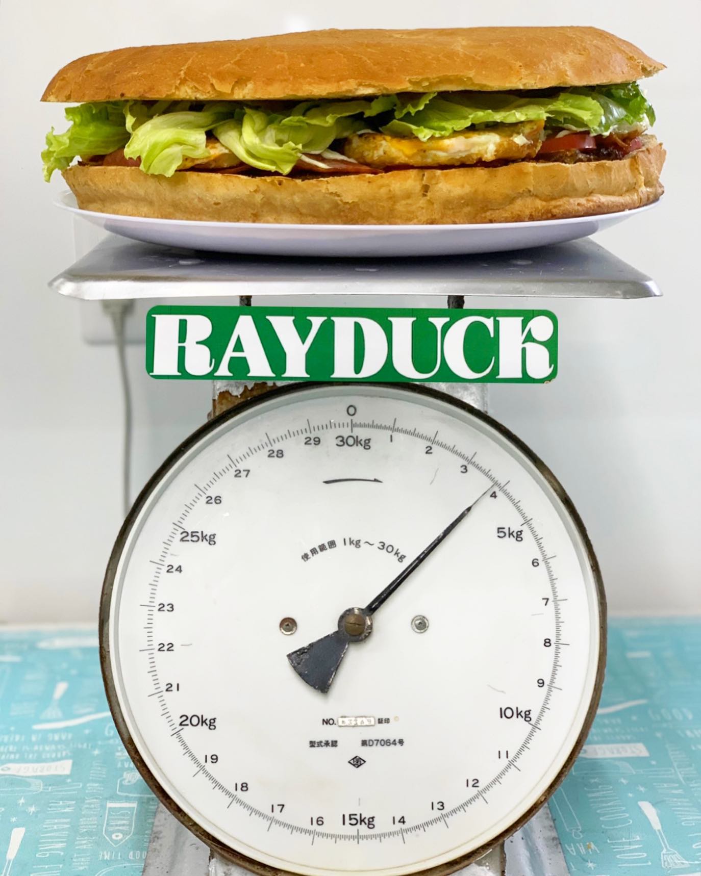 ・・モンスタースペシャルバーガー驚きの3.8キロ️今日初めて測りましたアナログの測り器で大人10人前はあります️ご注文も多くいただき人気のサイズですボリューミーでジューシー冷めても美味しく食べれますパーティーやお誕生日に是非一度#モンスタースペシャル#2022.7.5#大食いチャレンジ#3.8キロ#レイダック#rayduck#ハンバーガー#hamburger#福岡グルメ#飯塚グルメ#筑豊グルメ#筑豊ランチ