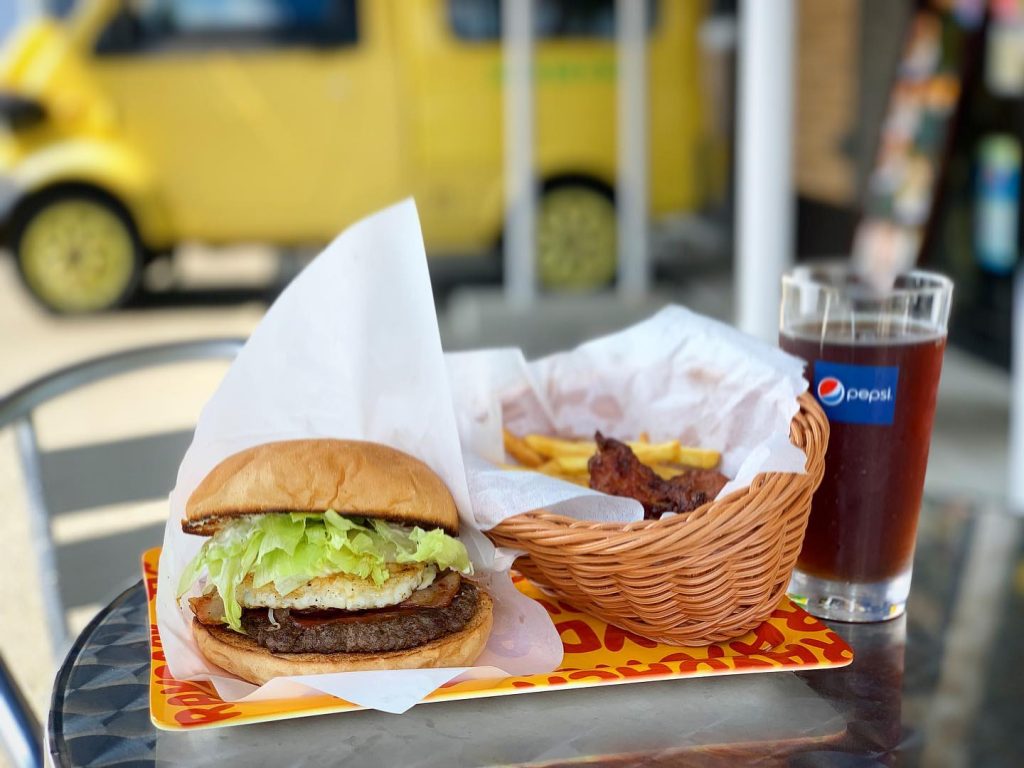 おはようございますサルサチキンバーガー、お陰様で大好評です️今月で終わりですので、是非1度食べてみてくださいラムネシェイクもチョコミントシェイクも、リピーター続出です?スッキリ爽やかな味で、暑い今の時期にオススメですので、こちらもお試しくださいね️※ラムネシェイクは夏限定です️それでは本日も宜しくお願い致します◉0948-43-8434️◉飯塚市片島2丁目8-9※明日7/25(月)、7/26(火)は月に1度の連休とさせていただきます